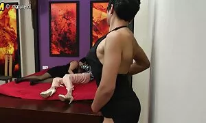 Nô lệ tình yêu thực sự có quan hệ tình dục với chủ của họ. Các người đàn ông thức dậy, say rượu, đánh họ ở mông và sex gái đẹp nhật bản bắt đầu chết tiệt chó cái trong miệng, thâm sâu vào cổ họng của họ. Đồ rửa chơi với lưỡi của họ trước khi mỗi chủ chèn của ông vào đũng quần. Anh trừng phạt những người nô lệ của mình đen và làm cho họ rên rỉ lớn tiếng. Chơi ba dẫn chúng vào một cơn cực khoái.