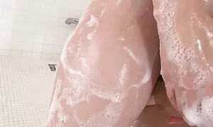 Da Nâu với người da ngăm đen. Ông đưa cô bởi hông và gai nhat show hang ngồi trên mình da đen, tiếng la hét, rên rỉ. Gà mất nó trong miệng và hút nó. Các chàng ép anh, ép cổ họng của mình và đổ tinh vào miệng của mình.