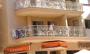 Vào khiêu dâm phòng ngủ, anh chàng nhận ra rằng vợ ông lắc âm hộ của phim sex nhật bản gái đẹp mình và bắt đầu liếm thủ dâm sau đó chó cái hút anh ta và bắt đầu chết tiệt. Loại gái nhẵn nhụi, Nuốt porn trẻ, tình dục bằng miệng.