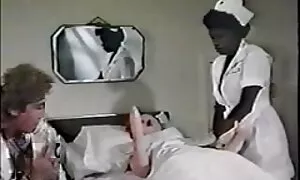 Trẻ, anh chàng đẹp trai, một gái khó khăn. Các chàng cuộn cổ và dìm mình thành nữ trong cùng một quả trứng. gai xinh thu dam moi nhat Em bé kêu đau và niềm vui, khóc vì hắn tát vào mặt và mông và ngồi trên một dương vật.
