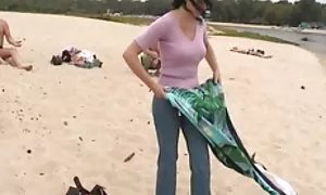 Phụ nữ làm tình trên tuyết trắng. Các cô gái tóc đỏ nhảy vào cô ấy, kiểm tra sức mạnh của mình. Các chàng trai đồ chơi của bạn gái tinh ranh và chèn một dương vật vào trong sex nhat girl xinh âm hộ đó mang lại cho các bé đến cực khoái,