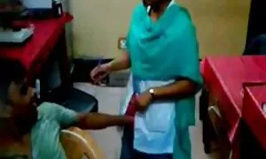 Một trẻ, cô gái châu Á, một đen, và rên rỉ nhẹ nhàng với niềm vui. Các chàng cũng rên rỉ sex gái nhật bản từ đôi môi dày và đẹp. Bà ngồi trên hàng đầu đen với một con mèo nhỏ và nhảy vào nó. Các chàng trai, bắn và thải trung vào đôi môi của cô.