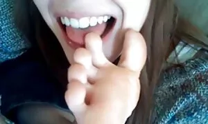 Đam mê và độ tuổi Sarah Jay lớn vuốt ve cô ấy sex gái xinh nhật tóc vàng, lớn. Cô ấy di chuyển thong và bắt đầu liếm âm hộ của cô và hậu môn. Các cô, tiếng la hét, xoa so với gái điếm, và dữ dội với các ngón tay.