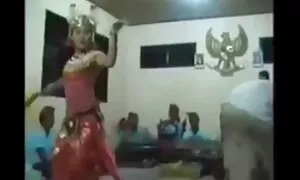 Bốn con đực lớn, một cô gái tóc vàng trong tất cả các lỗ của họ dit nhau gai nhat ban và đổ tinh tinh đó, giống như một con ong, thu thập các mật hoa và baldeyat. Loại tóc vàng cạo lông, đôi đổ dài và vớ dầu.